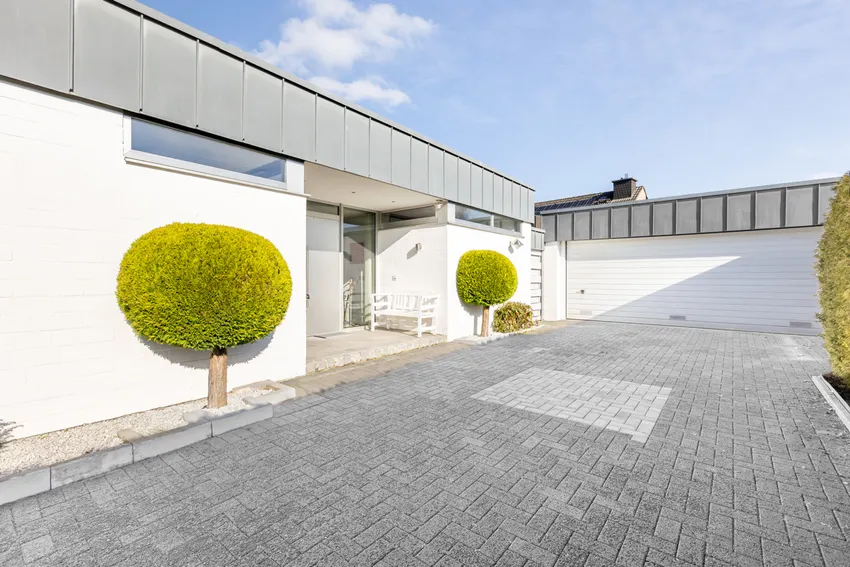 Außenansicht & Auffahrt