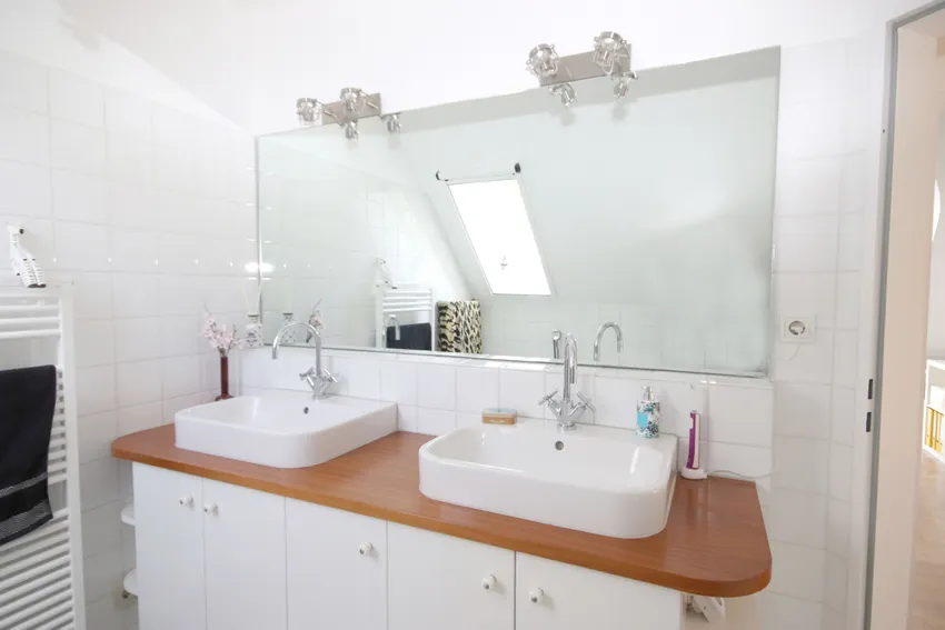 ...mit Doppelwaschbecken...