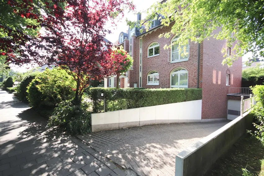 ...mit Einfahrt zur Tiefgarage