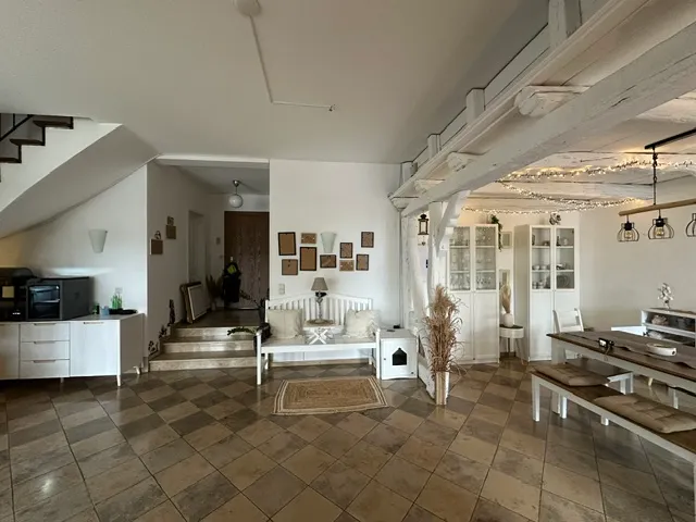 Wohnzimmer mit Blickrichtung Eingangstür