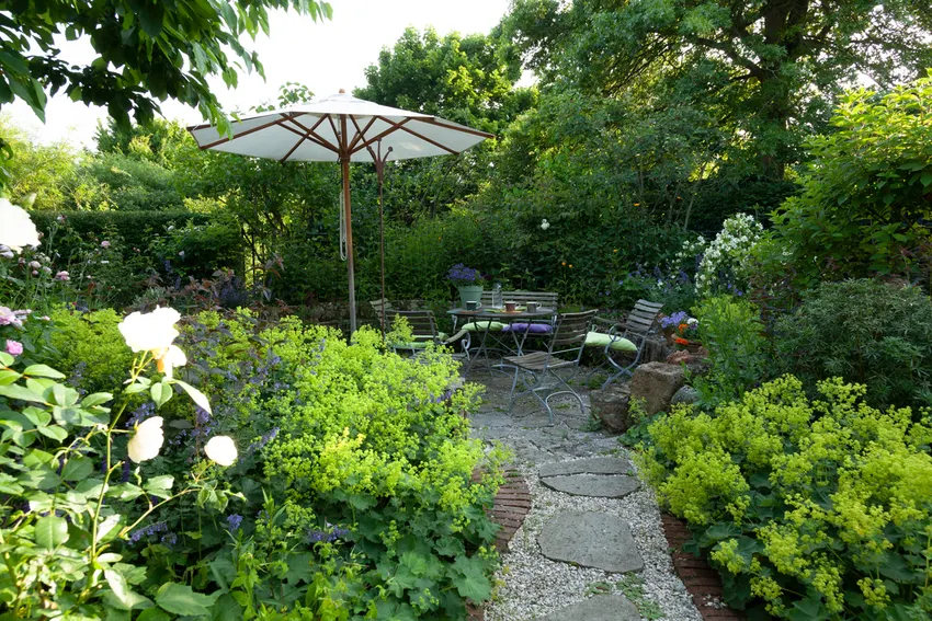 Die tiefergelegte Sandsteinterrasse 