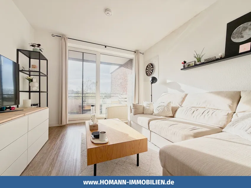 Das lichtdurchflutete Wohnzimmer mit Zugang zum Balkon...