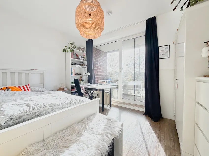 Das geräumige Schlafzimmer...