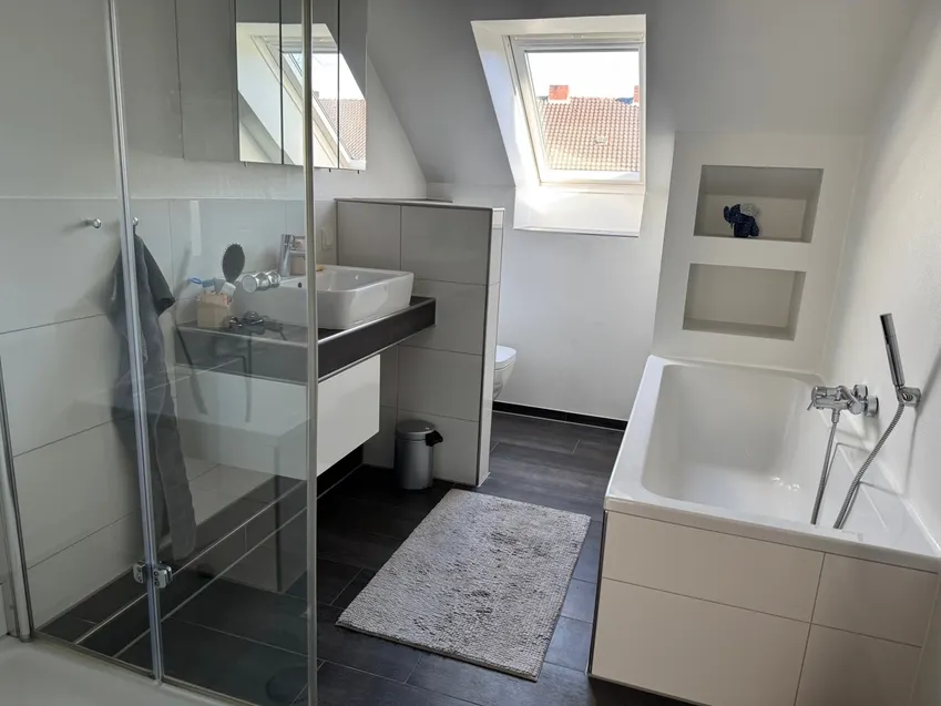 Das modernisiert Bad mit Wanne und Dusche