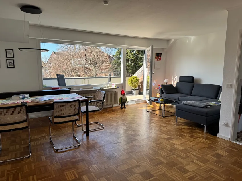 Das Wohn- Esszimmer mit großer Fensterfront