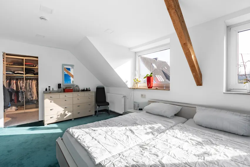 Schlafzimmer mit Blick auf begehbaren Kleiderschrank Anbau