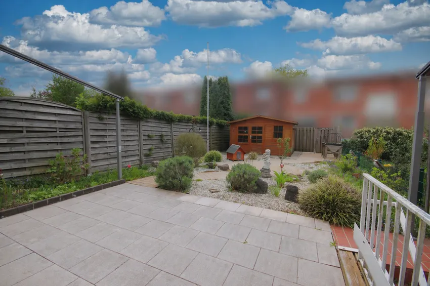 Terrasse mit Blick in den Garten