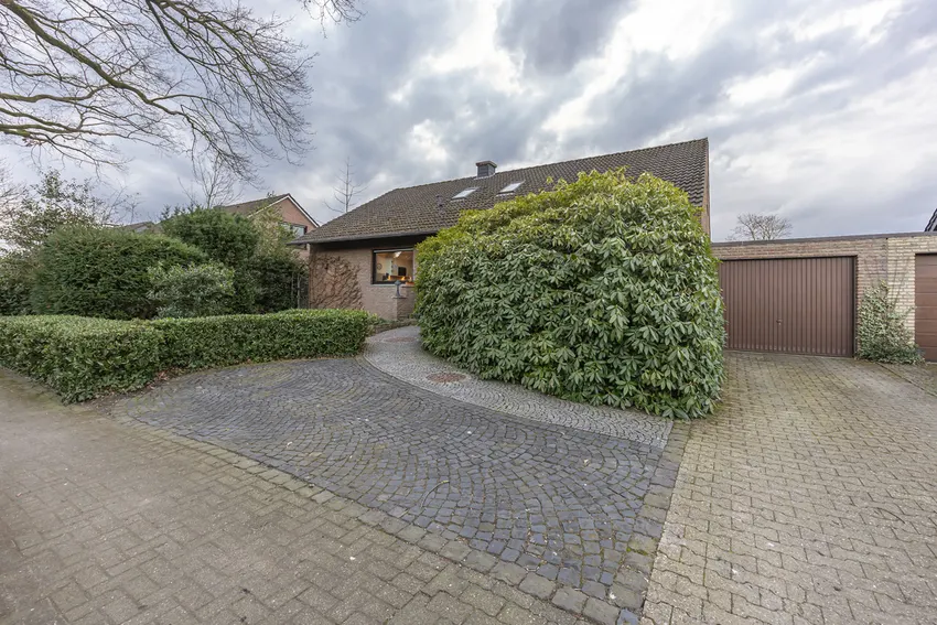 Straßenansicht mit Garage