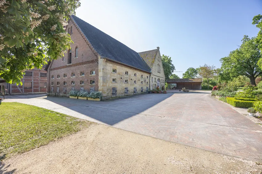 Haupthaus mit Sandsteinfront