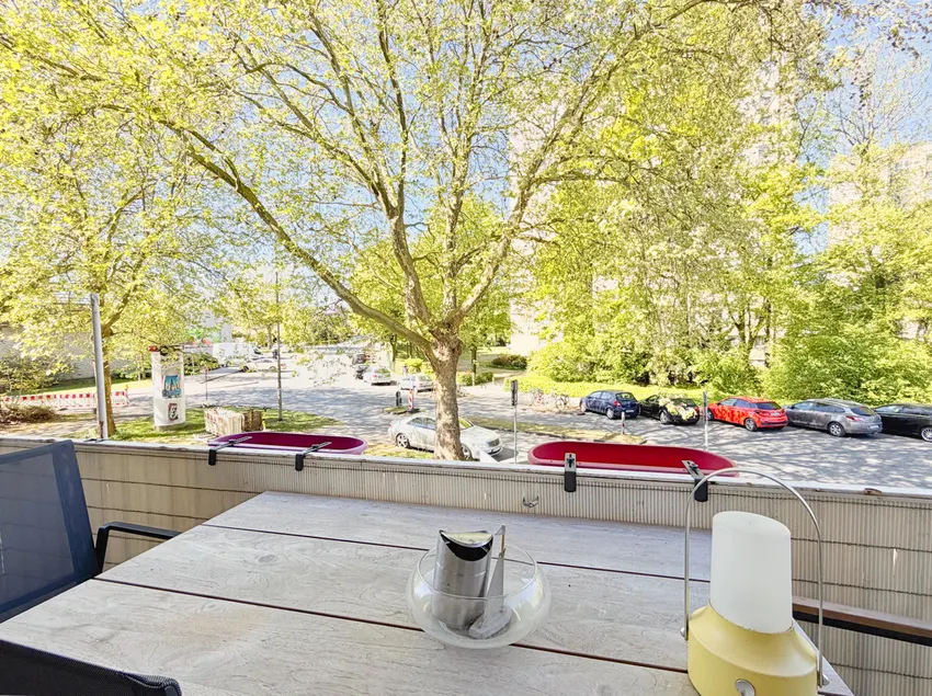 ...und schönem  Blick vom Balkon  in die von Bäumen gesäumte Straße
