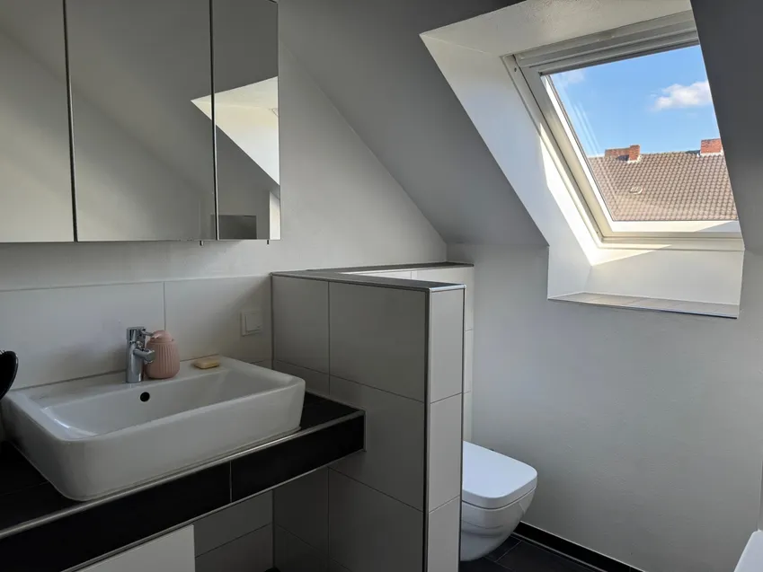 modernem Waschtisch und abgeteiltem WC