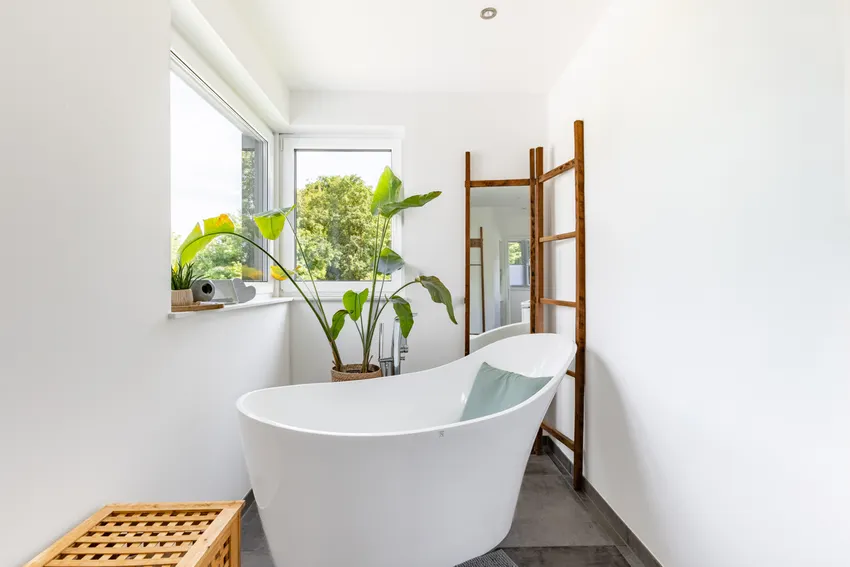 Freistehende Badewanne im OG