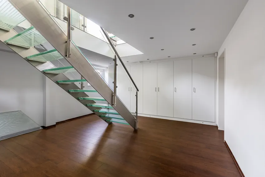 Die Treppe zum Untergeschoss, auch hier Einbauschränke