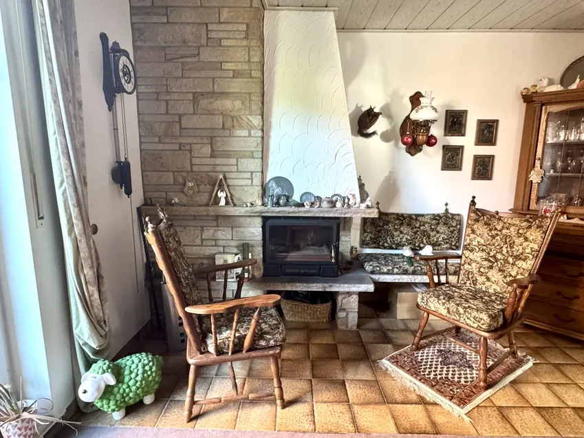 Gemütlicher Sitzplatz vor dem Kamin