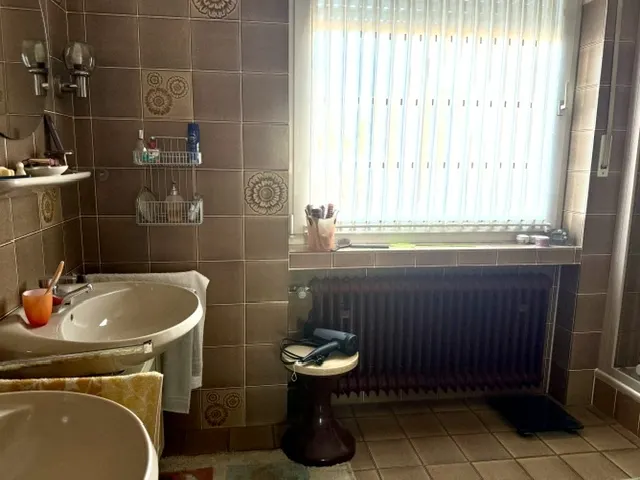 Das Bad mit Wanne, Dusche, WC, Doppelwaschtisch