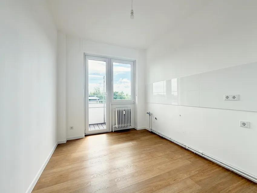 Die Küche mit Zugang zum Balkon