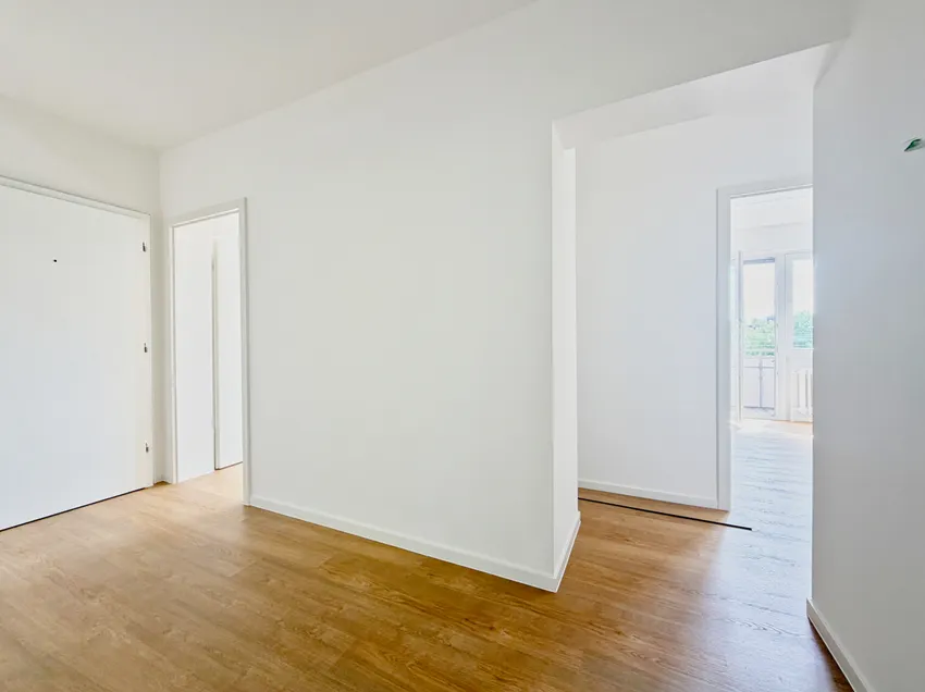 Der  weitläufige Flurbereich mit Zugang zum Schlafzimmer sowie Küche und Bad