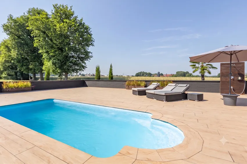 Pool mit Liegen und Dusche
