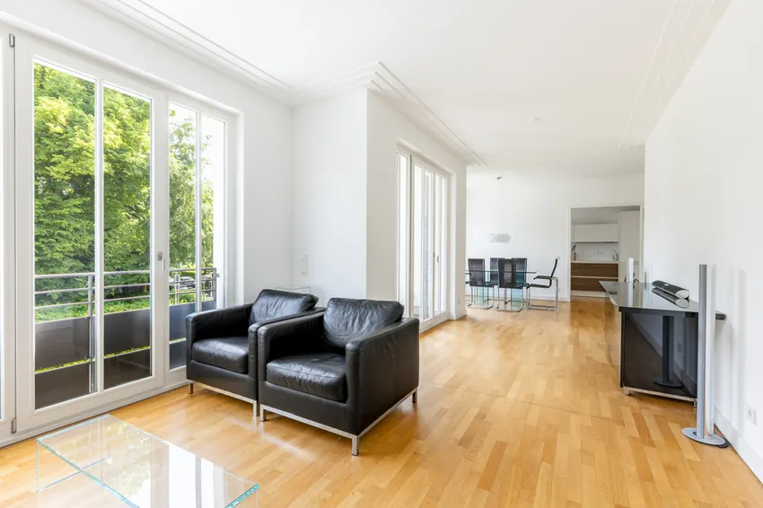Der großzügig offen gestaltete Wohnraum mit dem Loungebereich...