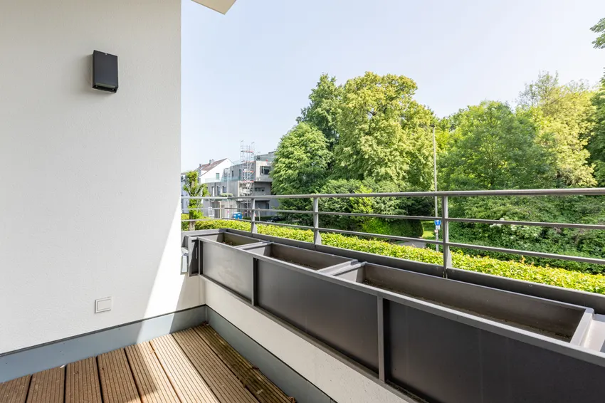 Die Loggia mit Blick in das Grün der Bäume