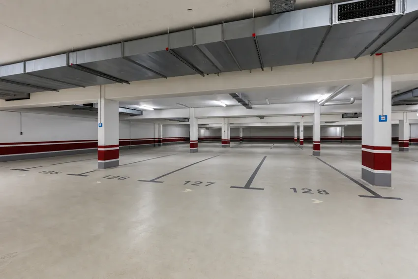 Die geräumige Tiefgarage