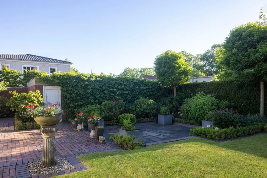 Die schöne Gartenanlage