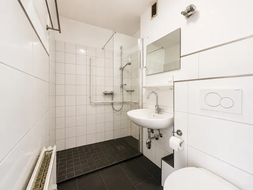 Das Badezimmer mit bodentiefer Dusche