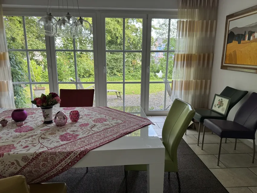 Der Essplatz mit Blick zum Garten