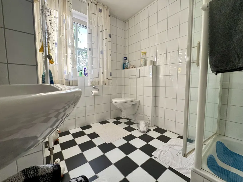 Das Kinderbad mit Dusche