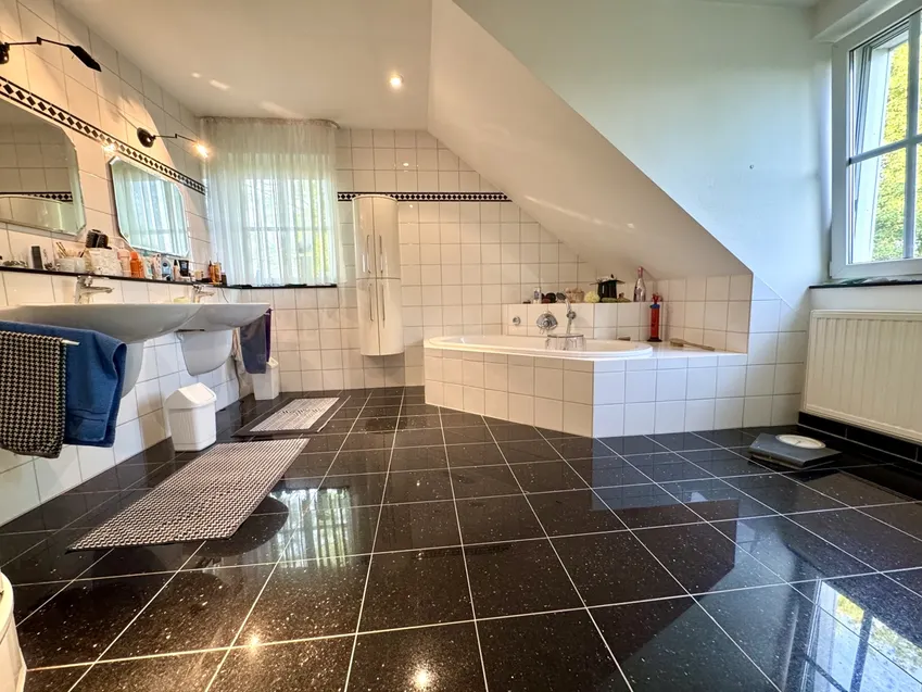 Das anspruchsvoll gestaltete Elternbad mit Wanne, Dusche, WC und Doppelwaschtisch