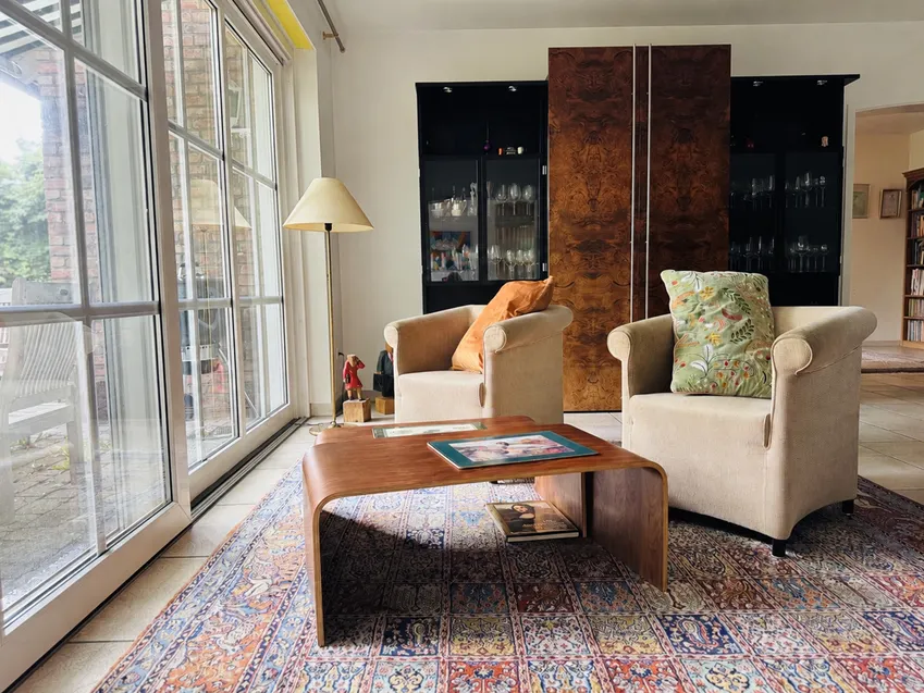 Das geräumige Wohnzimmer mit Terrassenplatz
