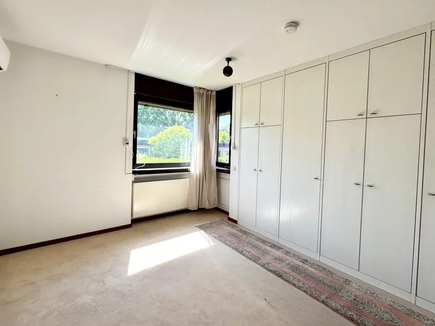 Schlafzimmer mit Einbauschränken - Klimageräte vorhanden