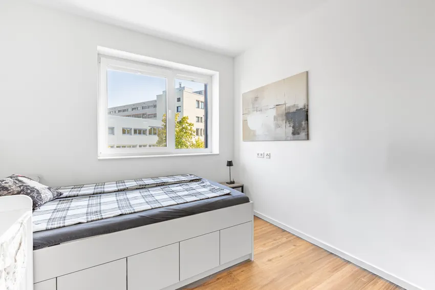 Das lichtdurchflutete Schlafzimmer mit Bett ...