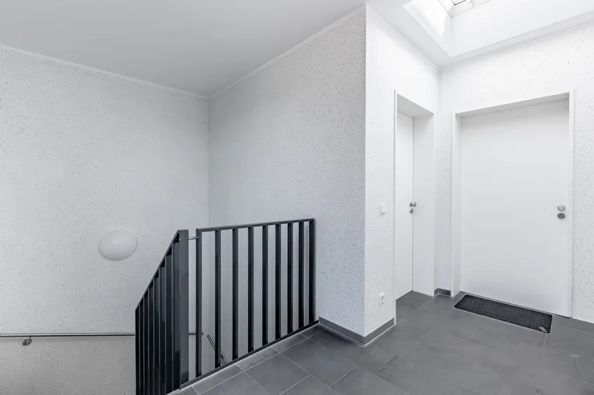 Blick vom Aufzug zur Wohnungstür