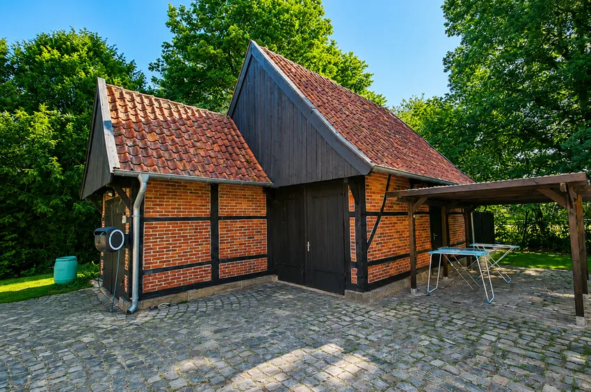 Nebengebäude: Carport-Sauna