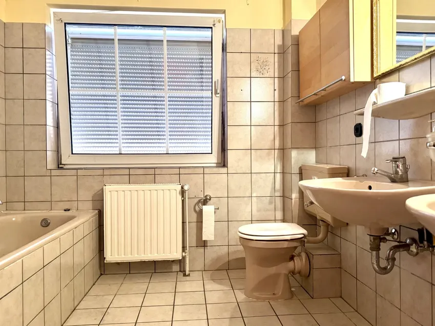 Das Bad mit Wanne, Dusche und Doppelwaschtisch