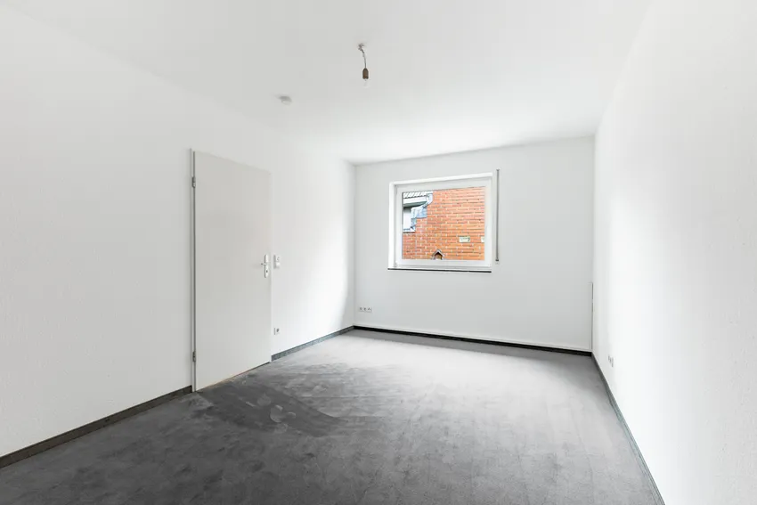 Das großzügige Schlafzimmer mit neu verlegtem Teppichboden