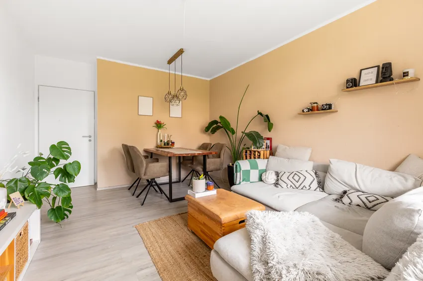 Das lichtdurchflutete Wohn- und Esszimmer...