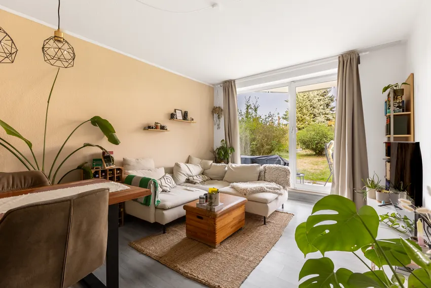 ...mit schönster Aussicht zur Terrasse und in das weitläufige Grün 