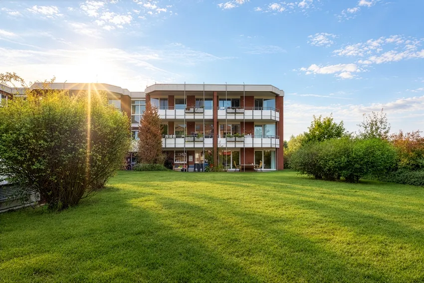 Blick über die großzügige Grünanlage zur Wohnung