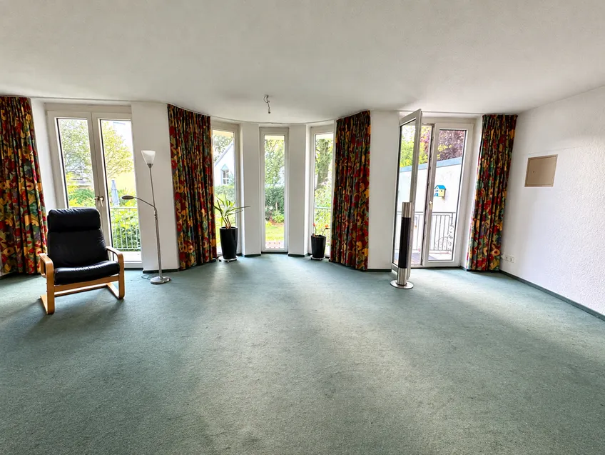 Wohnzimmer mit Balkon zum Garten