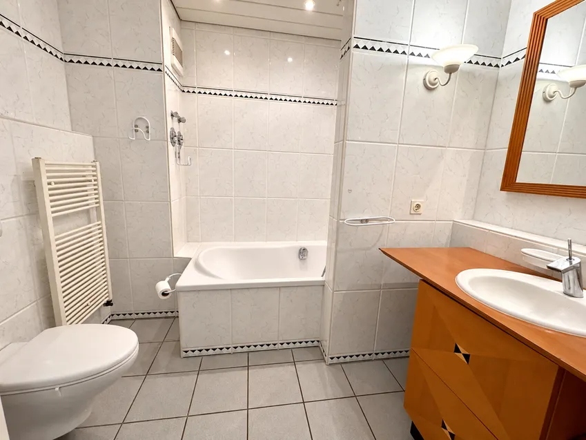 Badezimmer mit Wanne im Erdgeschoss