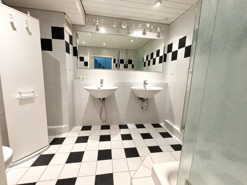 Großes Duschbad im Untergeschoss