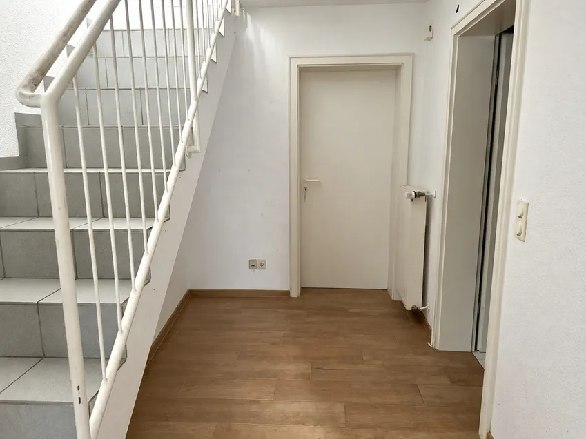 Flur & Treppe im UG