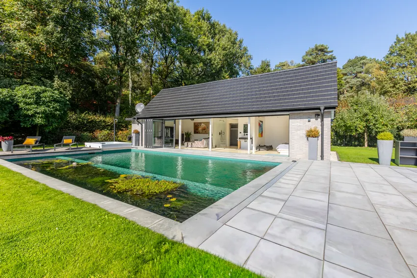 Blick auf das Poolhaus