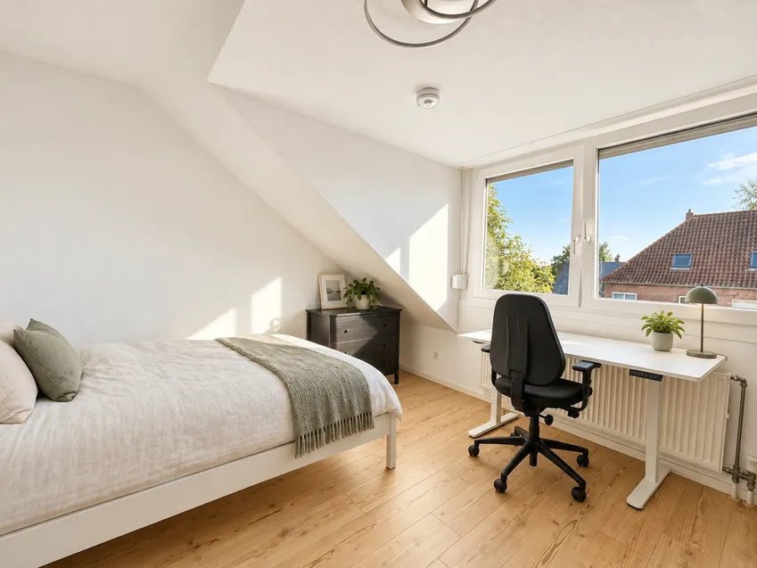 Schlafzimmer mit Arbeitsplatz – digital bearbeitet