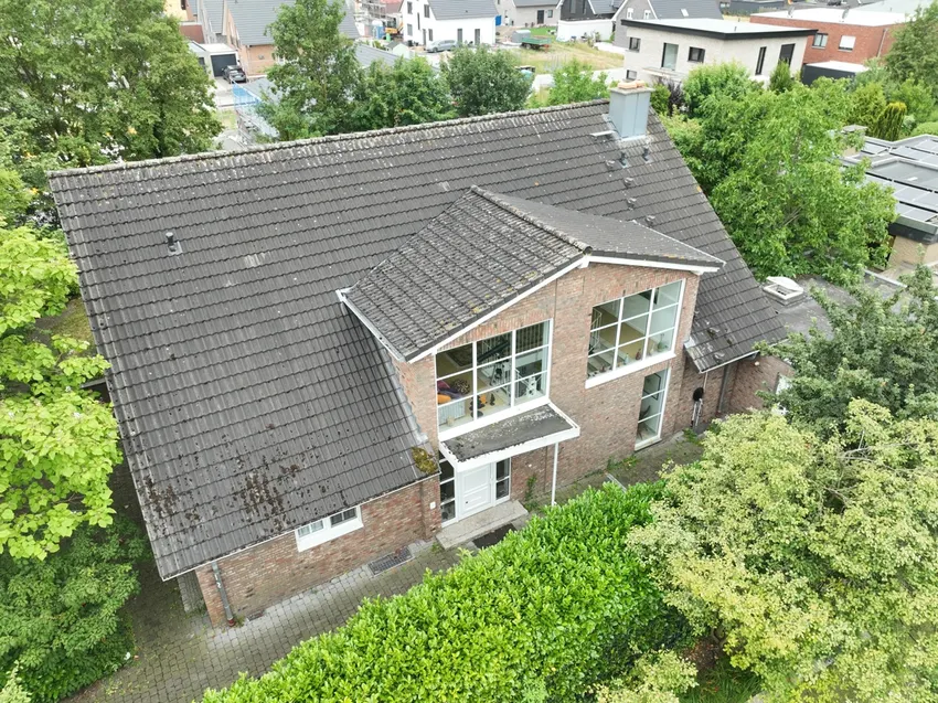 Sicht auf die großen Fensterflächen