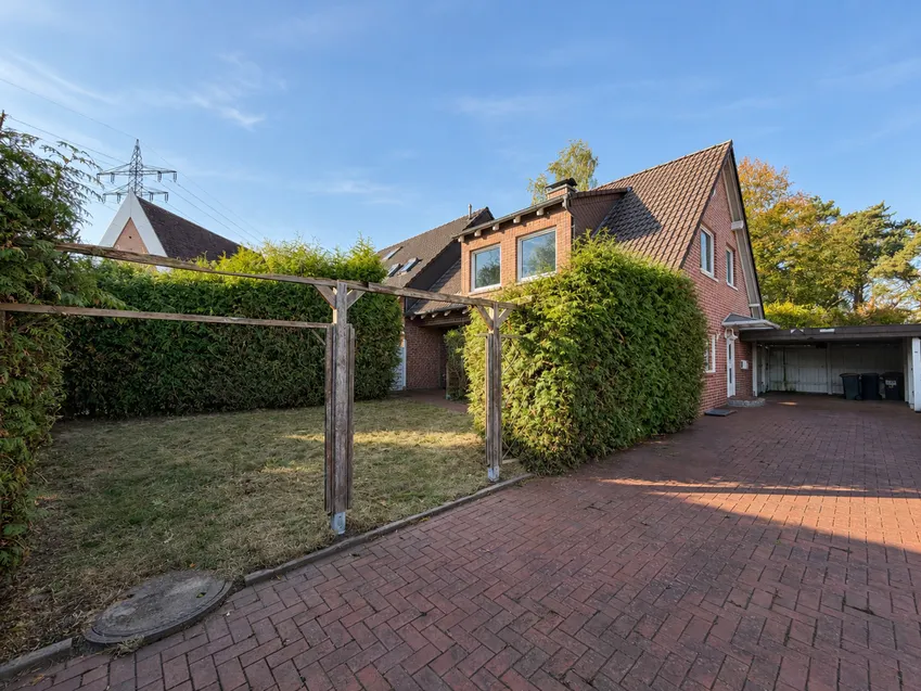 Zufahrt und Garten