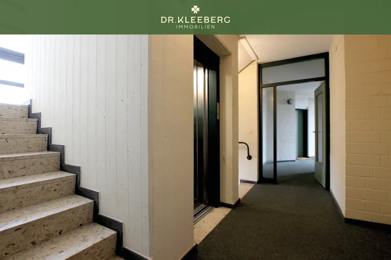 Treppenhaus mit Aufzug