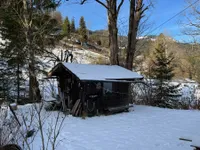 Hütte neben dem Teich